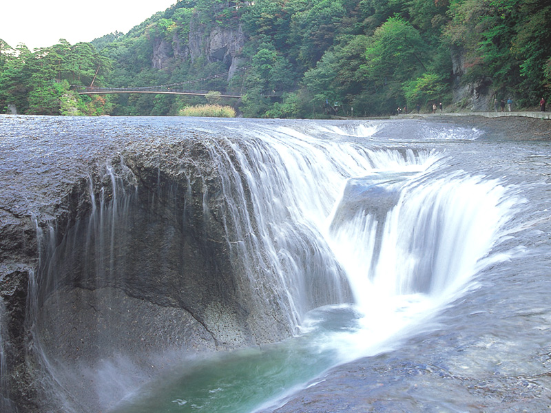 吹き割りの滝